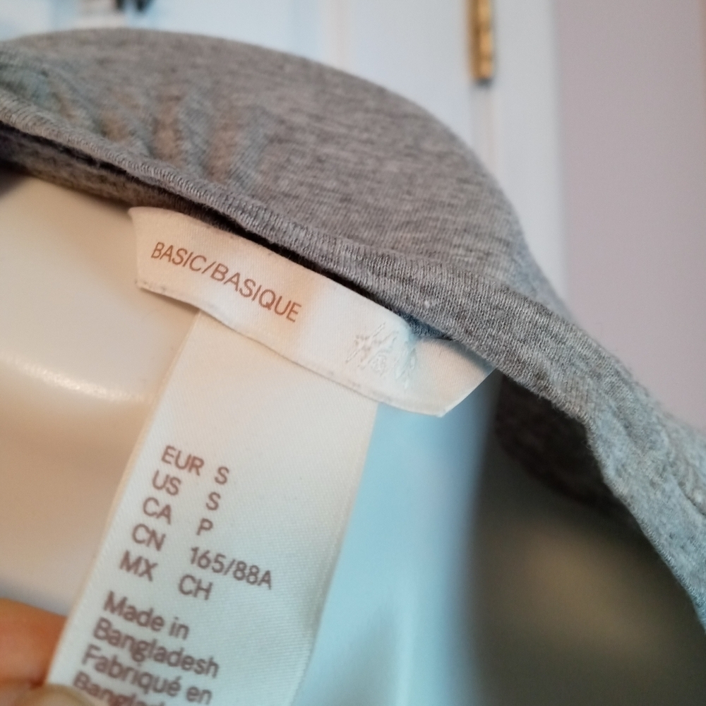 H & M basic gray t-shirt - Picture 2 of 3